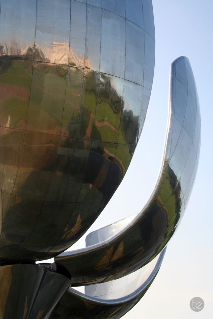 Floralis Genérica Sculpture in Plaza de las Naciones Unidas, Avenida Figueroa Alcorta, Buenos Aires