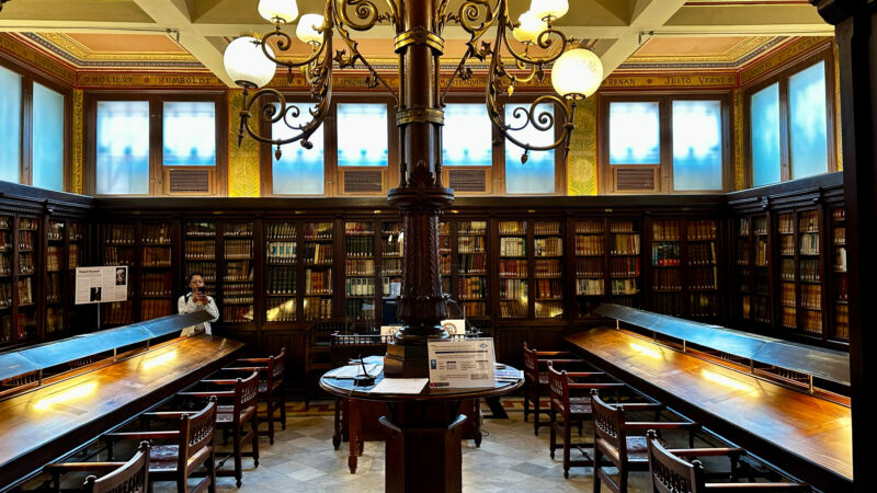 Biblioteca Pública Arús